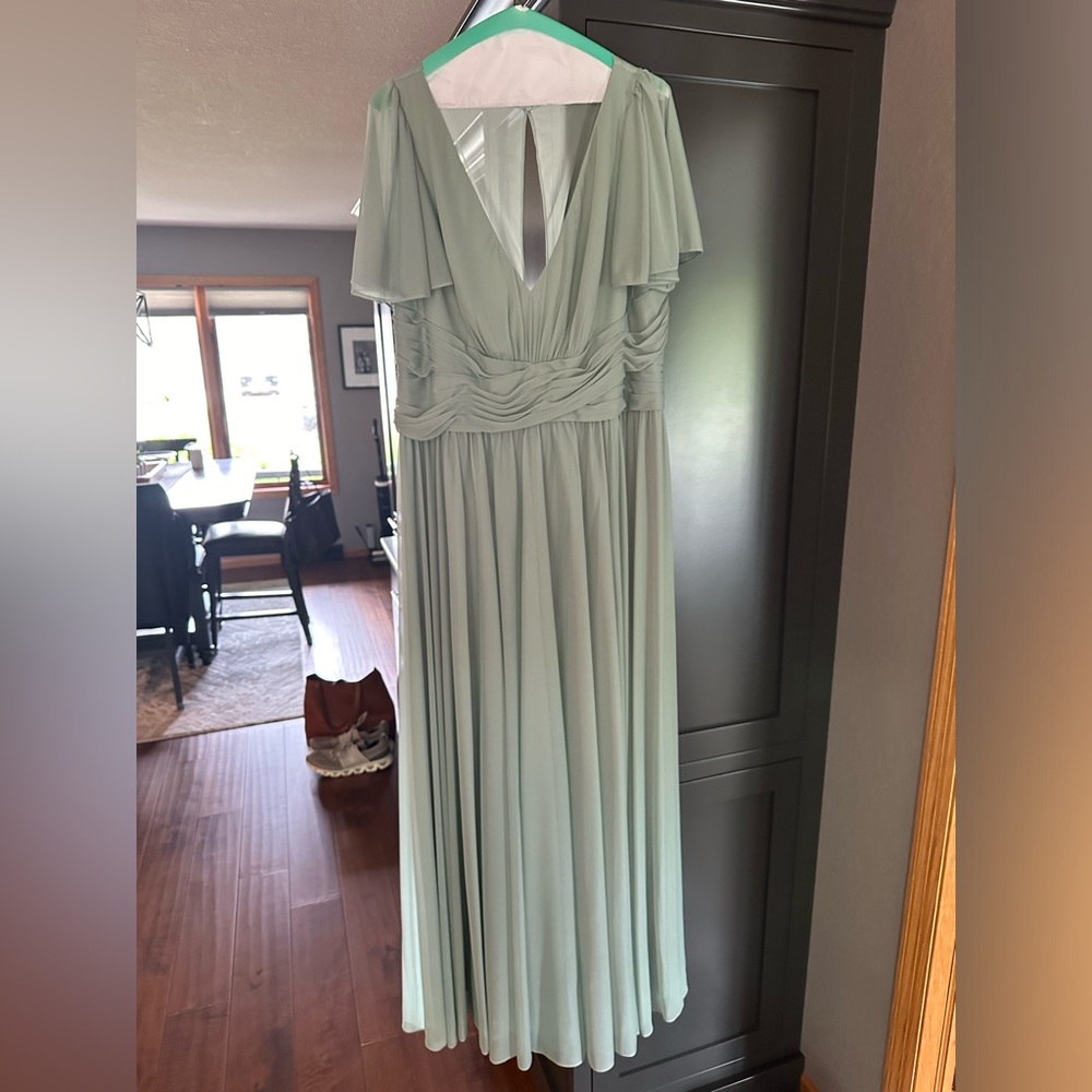 Women's beautiful bridesmaid formal dress - size 16 - soft sage green